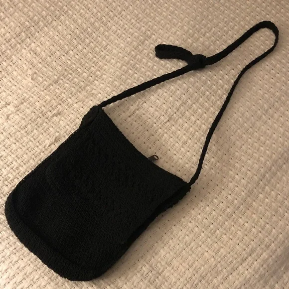 Black Crochet Crossbody Bag zipper and flap closure - Picture 4 of 6